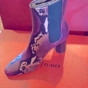New Donald Pilner LAILA2 Boots plum.